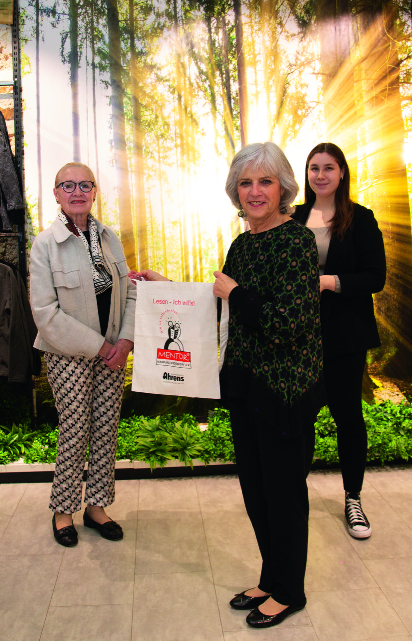 Spendenübergabe der MENTOR Taschen duch Karin Ahrens 